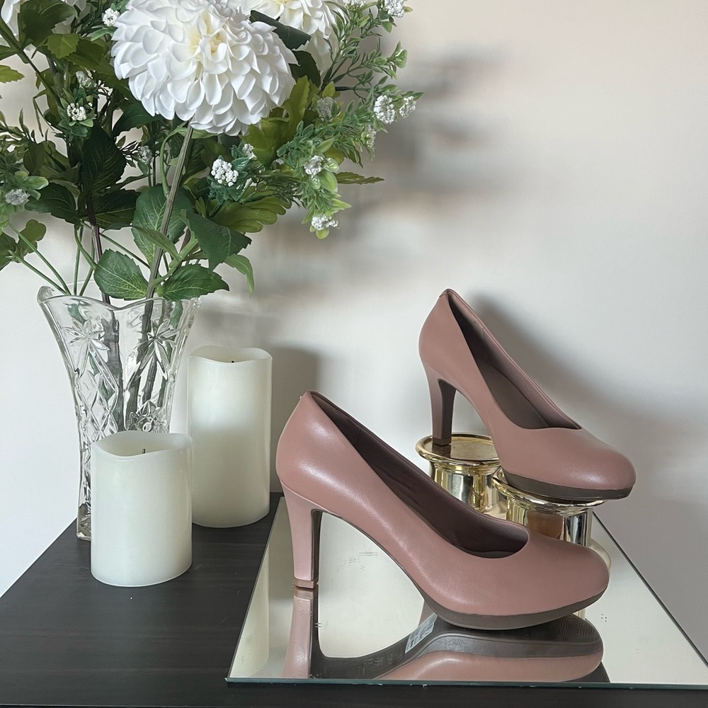 Clarks Adriel Viola leather pumps